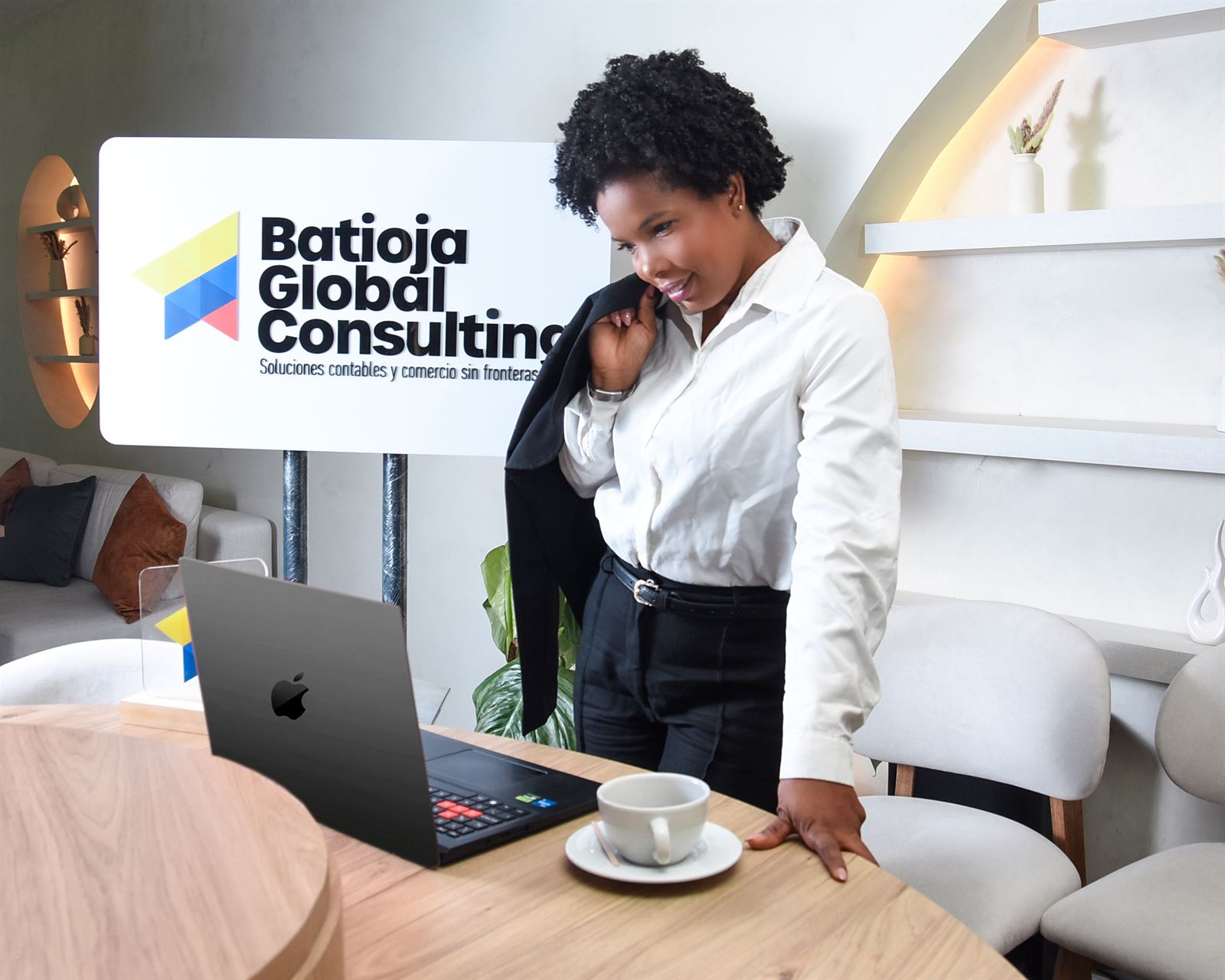 Luz Batioja en la oficina de Batioja Global Consulting